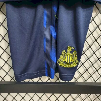 Newcastle United 2023/24 tercera niños conjunto - Image 6