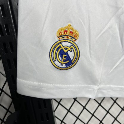 Real Madrid 2024/25 local pantaloneta - Image 4
