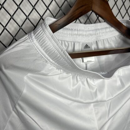 Real Madrid 2024/25 local pantaloneta - Image 3