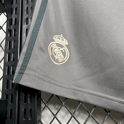 Real Madrid 2024/25 tercera pantaloneta - Image 4