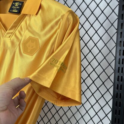 Wolves 2025/26 70th Snniversary camiseta - Image 4