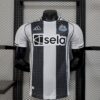 Newcastle United 2025/26 local camiseta versión jugador