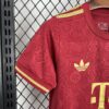Bayern Munich 2024/25 125 Anniversary niños conjunto - Image 9