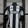 Newcastle United 2024/25 local camiseta versión jugador