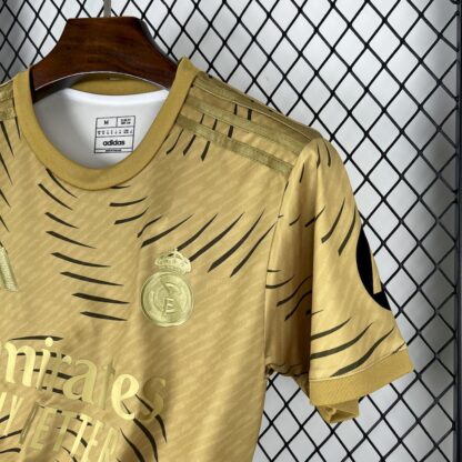 Real Madrid 2025/26 entrenamiento Gold camiseta - Image 5