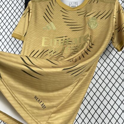 Real Madrid 2025/26 entrenamiento Gold camiseta - Image 3
